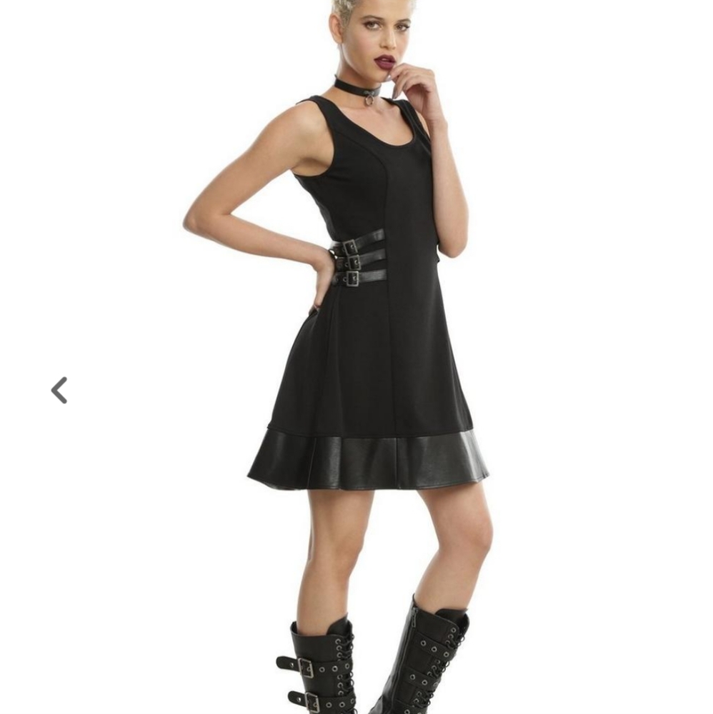 Hot Topic black buckle dress size small